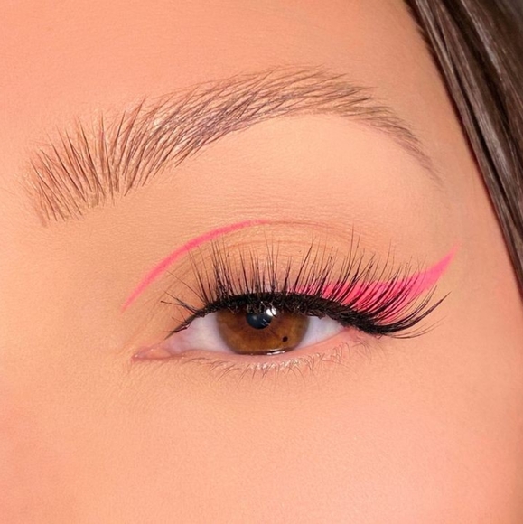 Romantic beauty pink eyeliner. - Picture 2 of 4